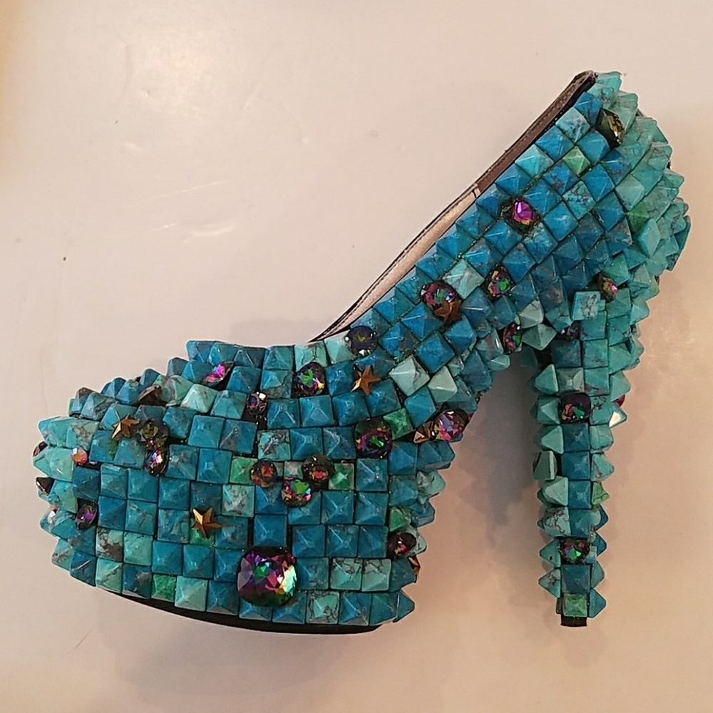 GASOLINE GLAMOUR TURQUOISE JUNGLE STUDDED PUMP ONLY 1 SHOE🩵✨💫